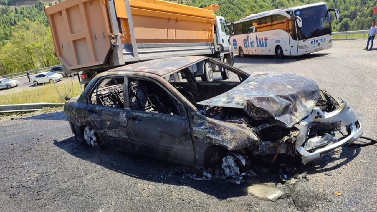 Kastamonu'da minibüsle çarpışan otomobil cayır cayır yandı: 7 yaralı!
