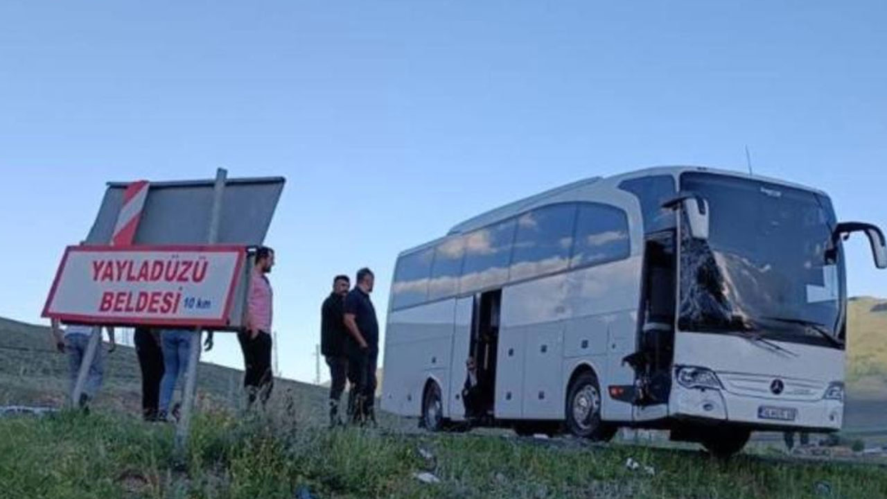 Ağrı'da otobüs ile kamyonet çarpıştı: 13 yaralı