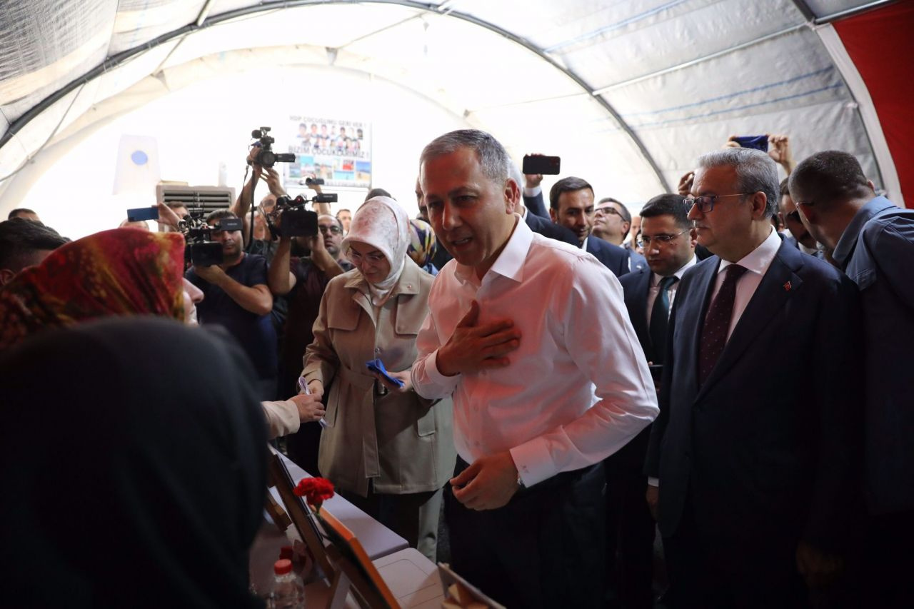 İçişleri Bakanı Ali Yerlikaya'dan Diyarbakır annelerine ziyaret