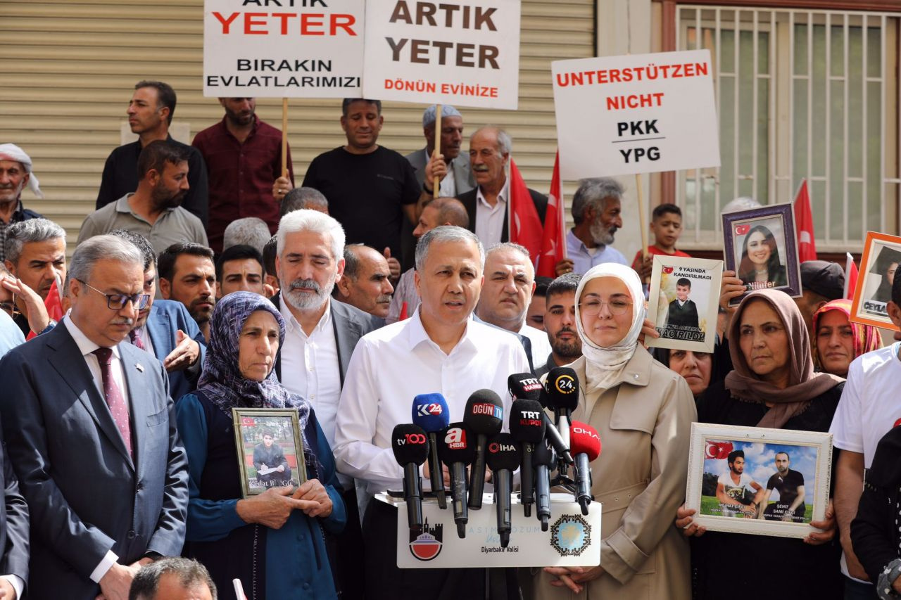 İçişleri Bakanı Ali Yerlikaya'dan Diyarbakır annelerine ziyaret