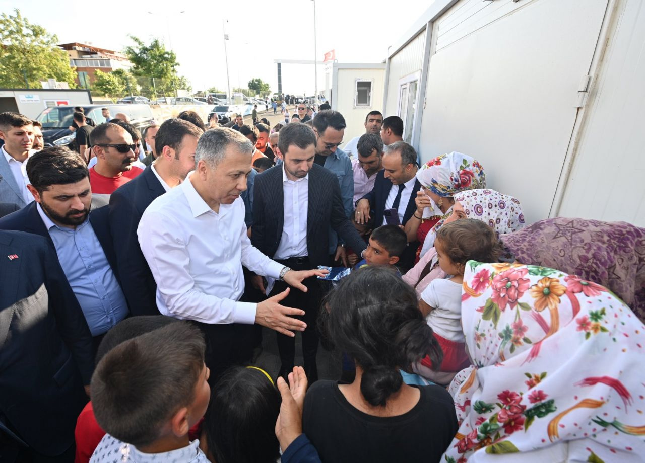İçişleri Bakanı Ali Yerlikaya'dan Konteyner Kent’teki depremzedelere moral ziyareti