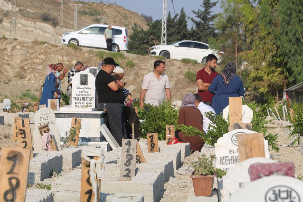 Depremin vurduğu şehirlerde hüzünlü bayram! Dualar edip, gözyaşlarına boğuldular