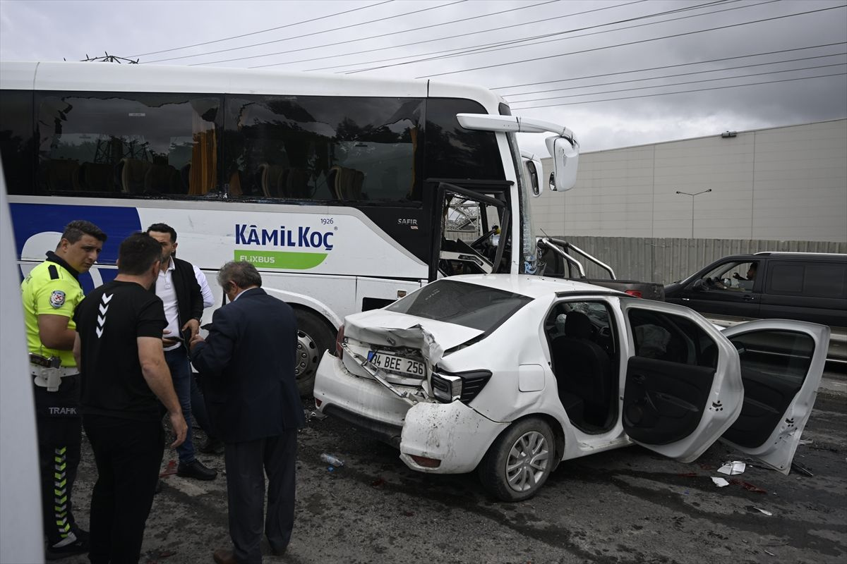 İstanbul'da dehşet verici kaza! Yolcu otobüsü karşı şeride geçti, çok sayıda araca çarptı! Yaralılar var