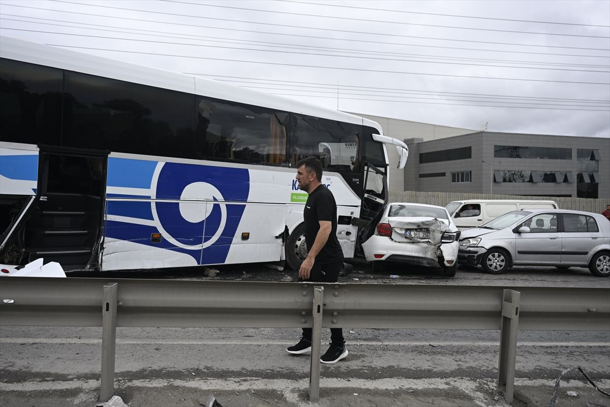 İstanbul'da dehşet verici kaza! Yolcu otobüsü karşı şeride geçti, çok sayıda araca çarptı! Yaralılar var