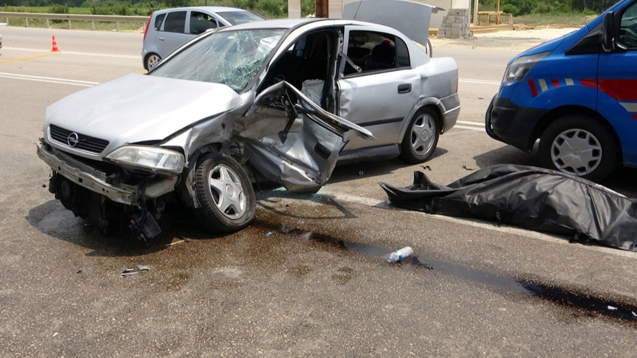 Adana'da trafik kazasında 1 kişi öldü, 4 kişi yaralandı!