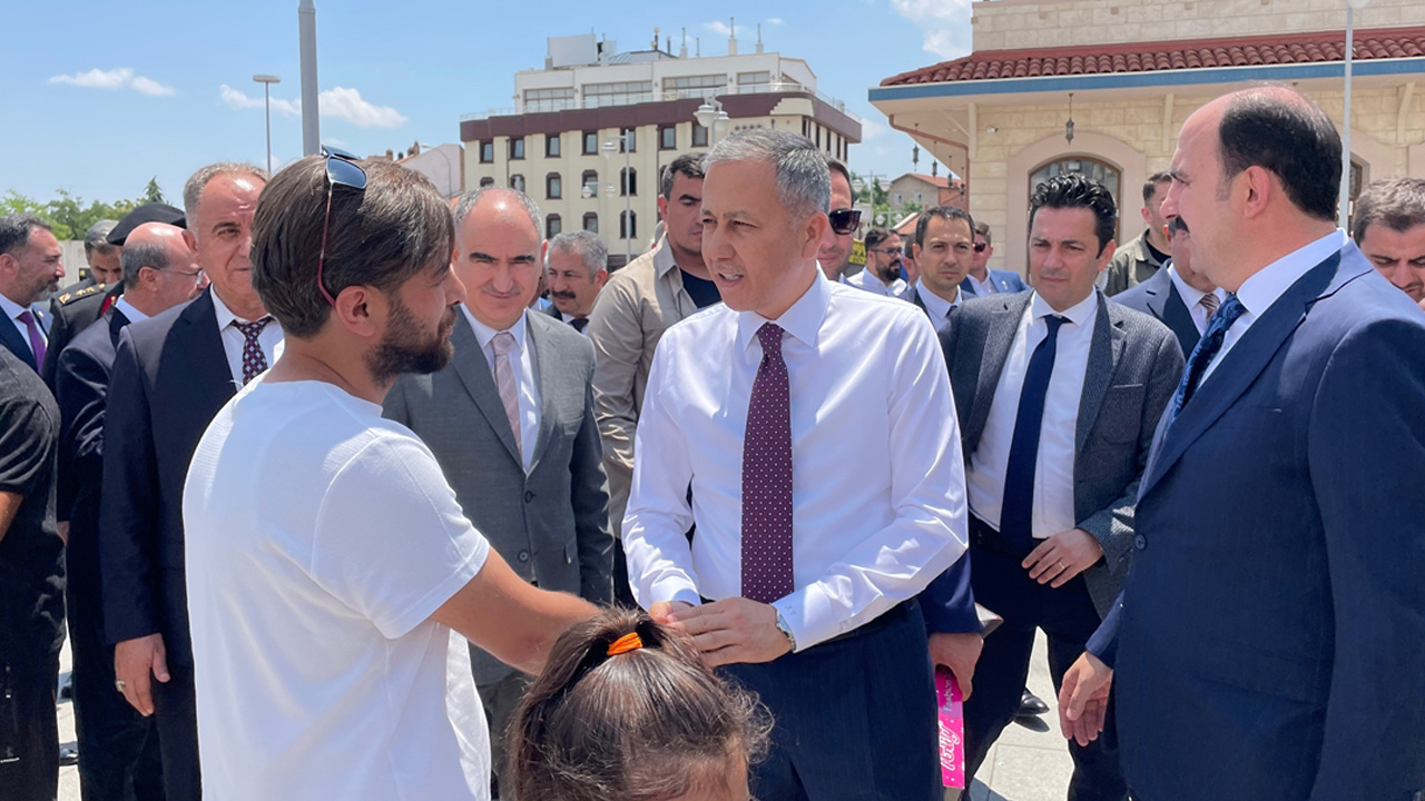 Bakan Ali Yerlikaya bayramın ikinci gününde memleketi Konya'ya geldi! Mevlana'yı ziyaret etti, vatandaşlarla bayramlaştı