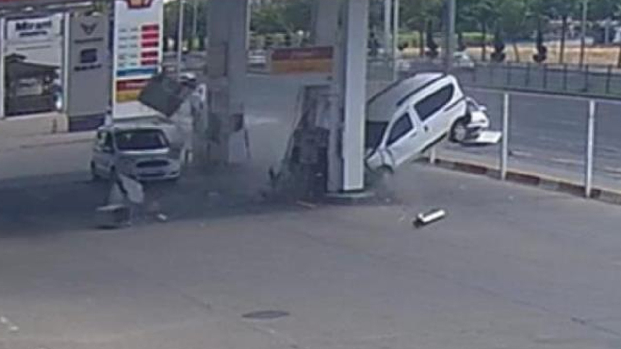 Kazada kontrolden çıkan araç petrol istasyonuna daldı! O anlar saniye saniye kamerada