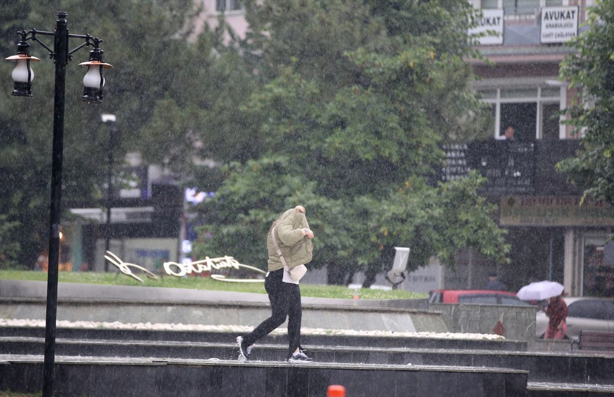 Meteoroloji sağanak beklenen yerleri açıkladı: 14 şehir için sarı ve turuncu kodlu uyarı! Karadeniz'de sel tehlikesi...