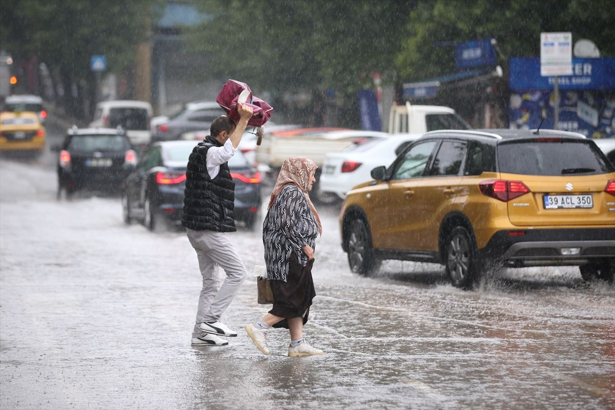 Meteoroloji sağanak beklenen yerleri açıkladı: 14 şehir için sarı ve turuncu kodlu uyarı! Karadeniz'de sel tehlikesi...