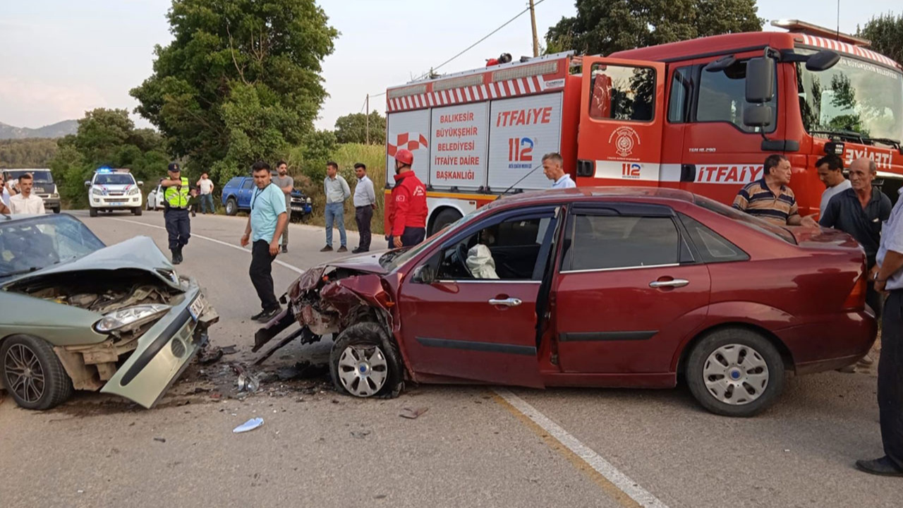 Balıkesir'de iki otomobilin çarpıştığı kazada 1 kişi öldü, 5 kişi yaralandı!