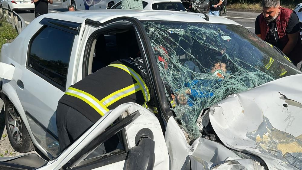 Düzce'de can pazarı! Anadolu Otoyolu'nda katliam gibi kaza: 4 araç birbirine girdi çok sayıda yaralı var!