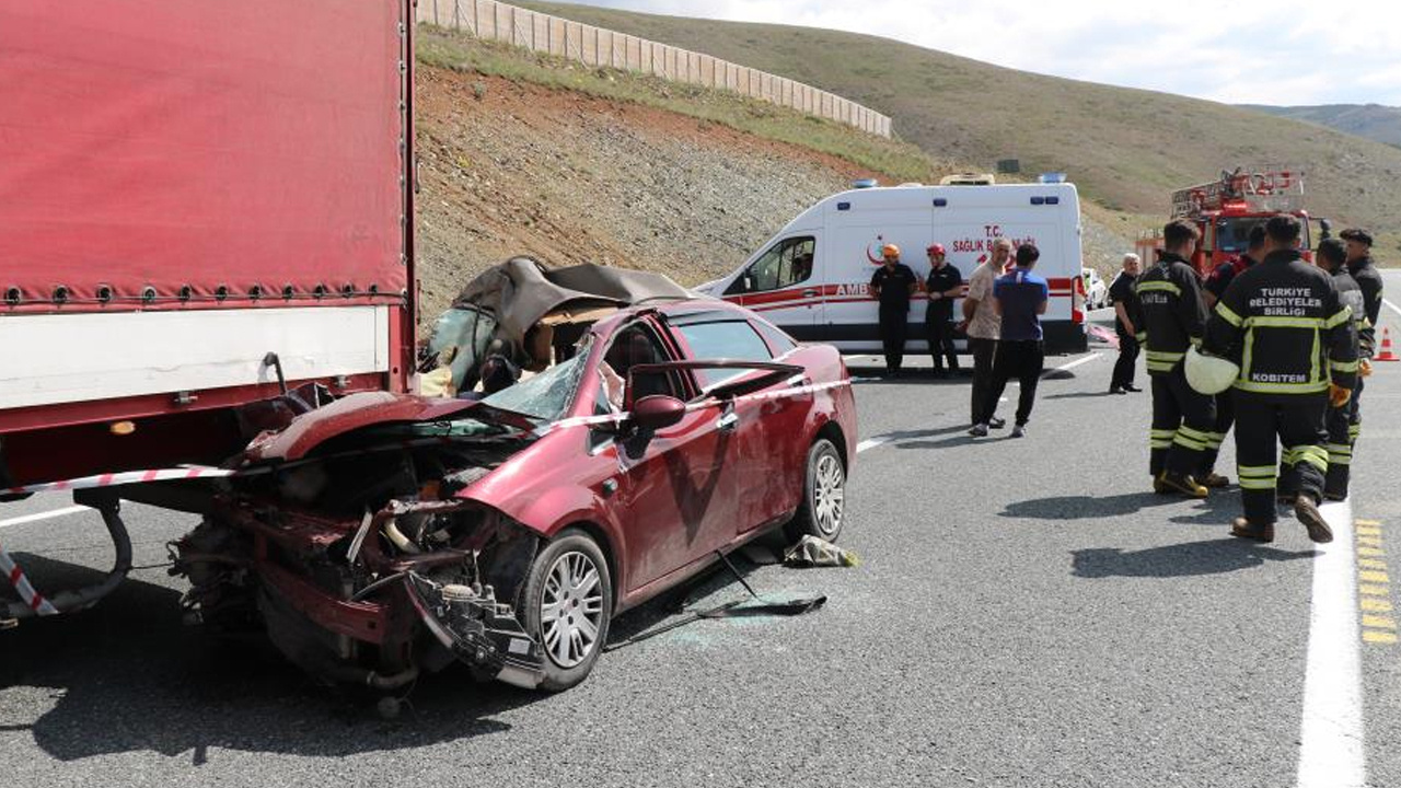 Erzincan'da feci kaza! Otomobil tırın altına girdi: Ölü ve yaralılar var