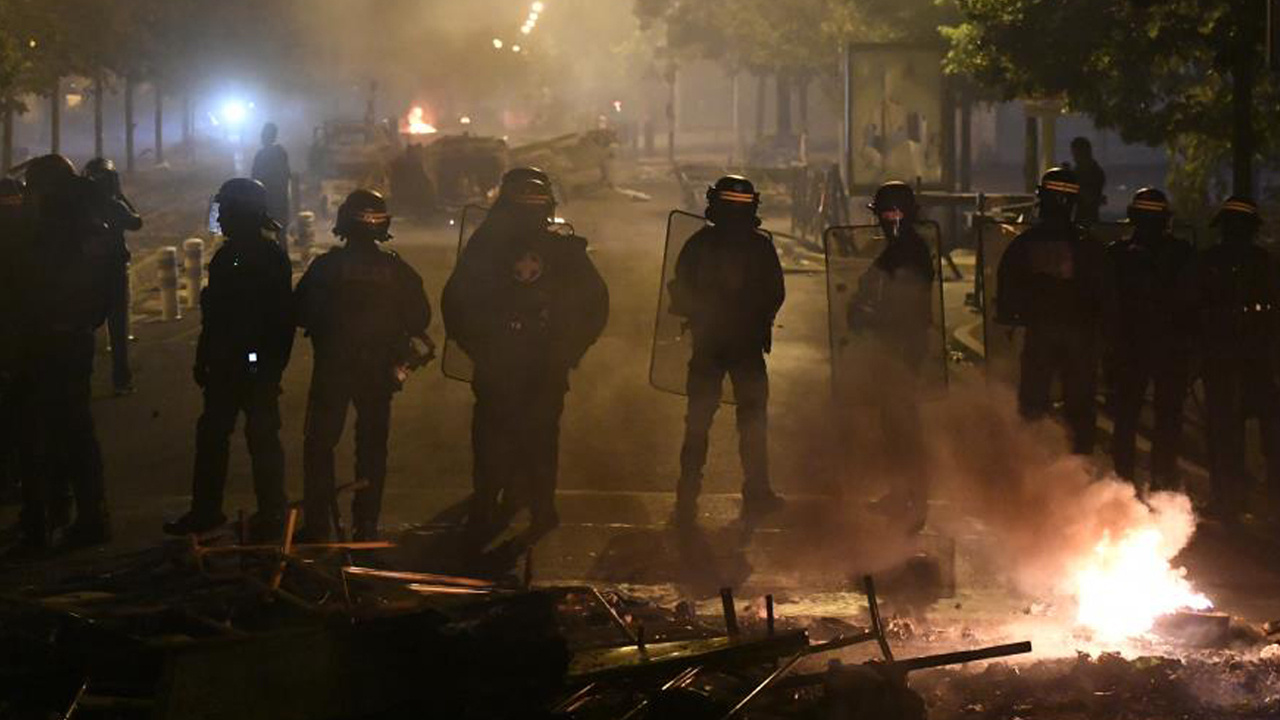 Fransa'da sular durulmuyor: Bankayı ateşe verdiler, mağazaları yağmaladılar! Ülke genelinde 45 bin polise görev verildi