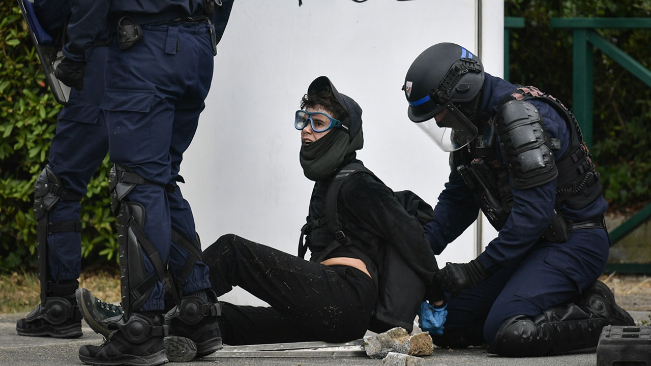 Fransa Cumhurbaşkanı Macron ebeveynlerden protestocu gençleri evde tutmalarını istedi