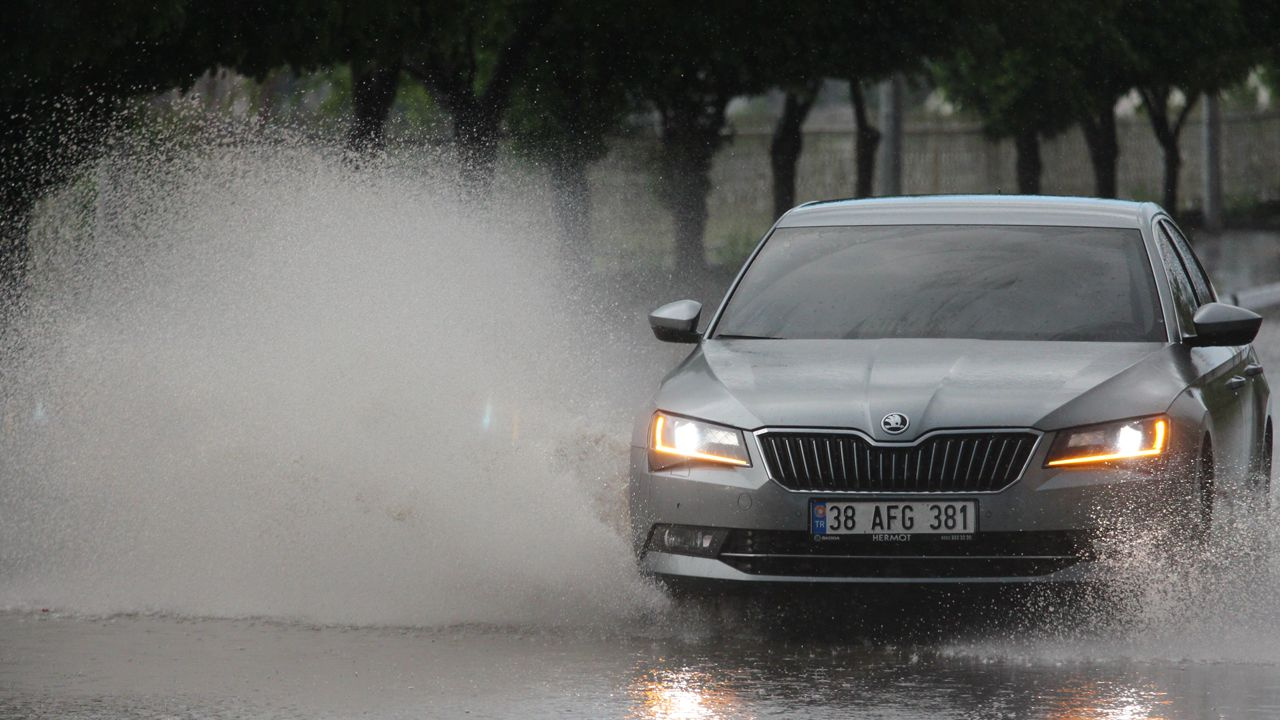 Meteoroloji sağanak beklenen yerleri açıkladı: 14 şehir için sarı ve turuncu kodlu uyarı! Karadeniz'de sel tehlikesi...