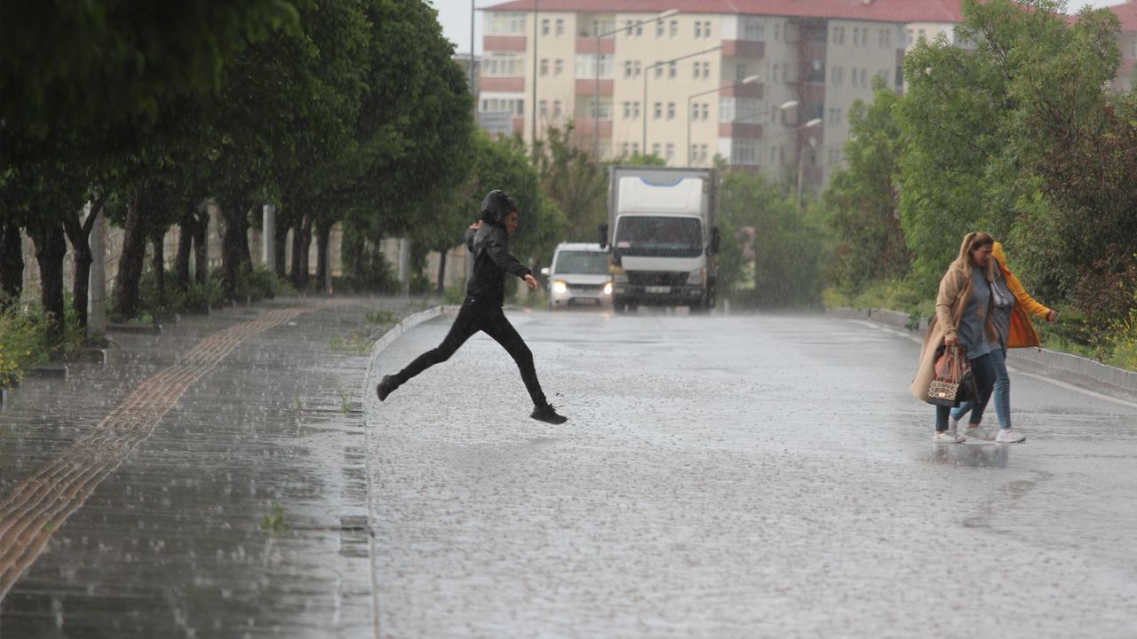 Meteoroloji sağanak beklenen yerleri açıkladı: 14 şehir için sarı ve turuncu kodlu uyarı! Karadeniz'de sel tehlikesi...