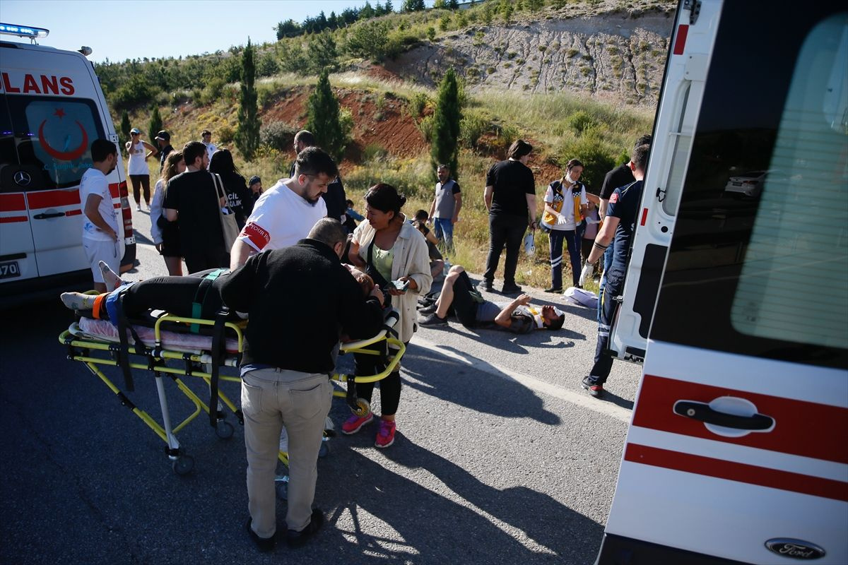 Eskişehir'de otobüs şarampole devrildi! 35 yolcu yaralandı!
