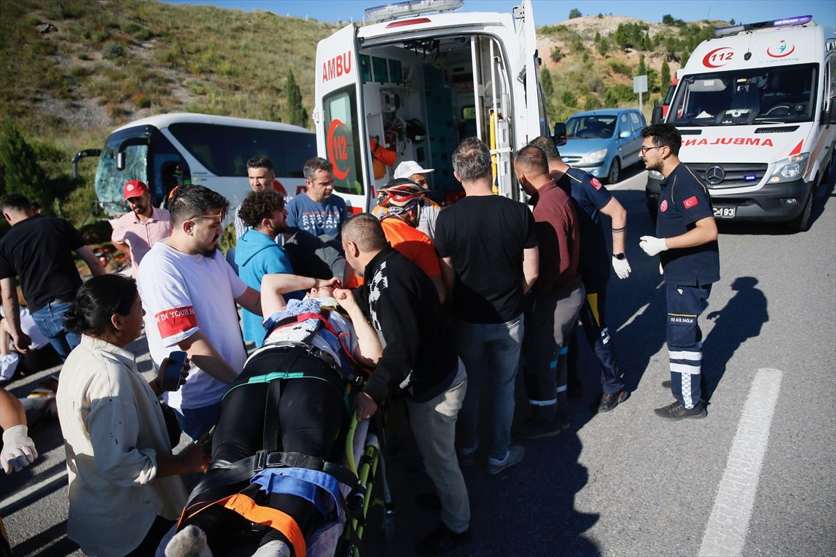 Eskişehir'de otobüs şarampole devrildi! 35 yolcu yaralandı!
