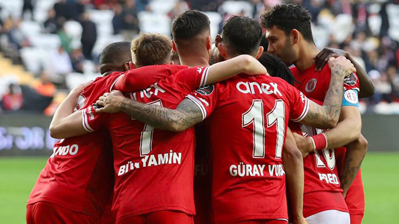 Antalyaspor'da yaprak dökümü: 8 futbolcu ile yollar ayrıldı!