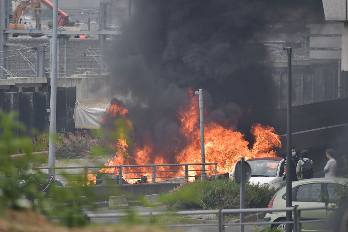 Belediye Başkanı'nın evine yanan araçla saldırdılar! Fransa yanıyor! Lüks yağmalama başladı