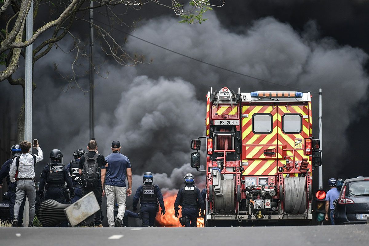 Belediye Başkanı'nın evine yanan araçla saldırdılar! Fransa yanıyor! Lüks yağmalama başladı