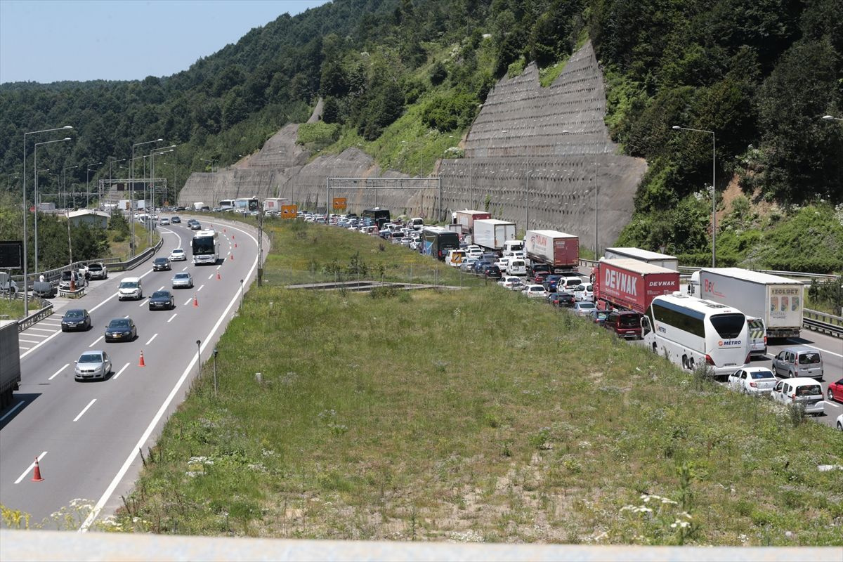 Tatilden İstanbul'a dönüş çileye döndü! Zincirleme trafik kazaları otobanı felç etti