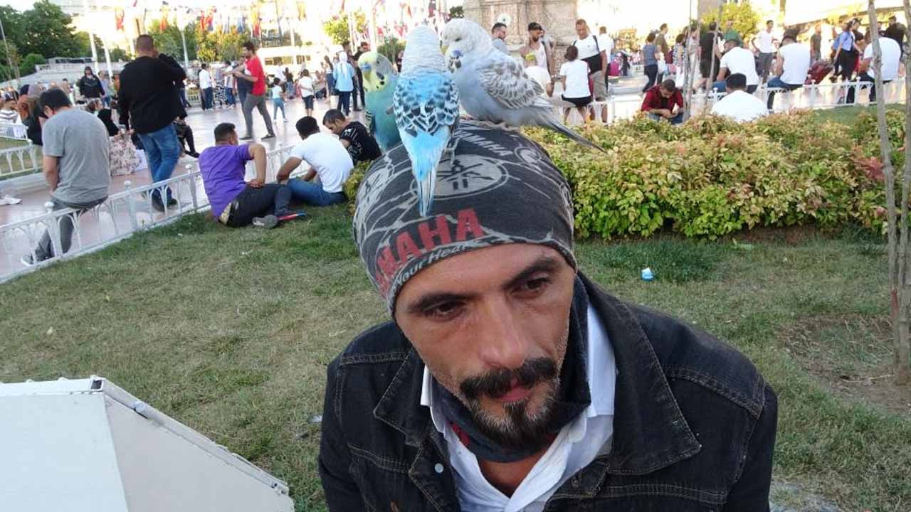 Taksim'de görenler şaşkınlığını gizleyemedi: Başında gezdirdi, ilgi odağı oldu