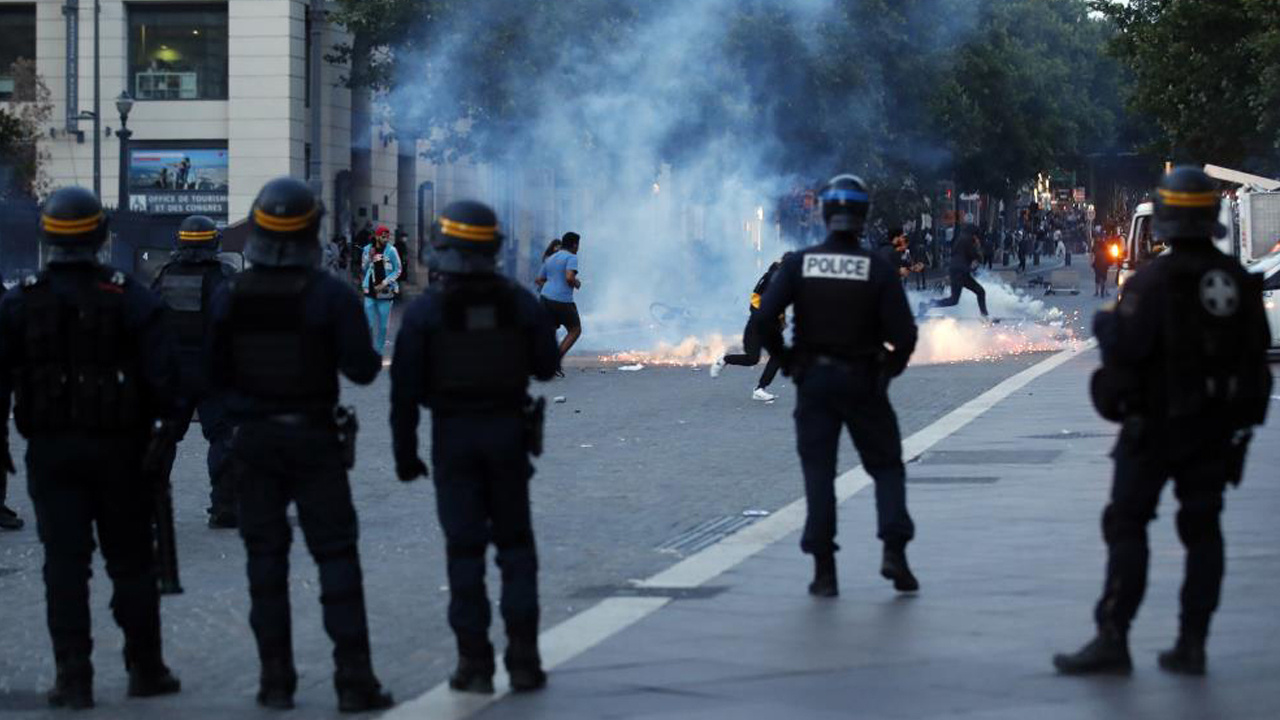 Fransa sokakları yangın yeri! Protestolar şiddetini arttırdı: Polis ile göstericiler arasında arbede çıktı!