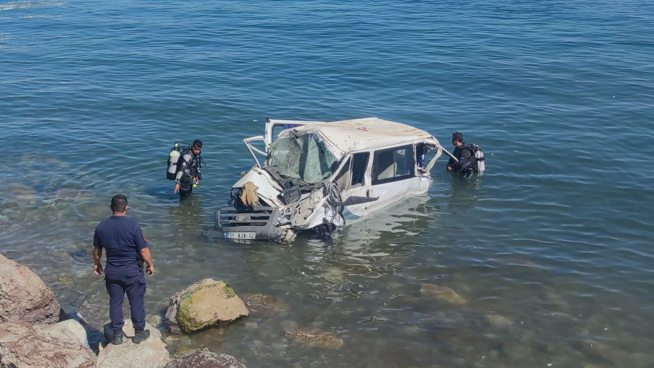 Minibüs Van Gölü'ne uçtu! Yaralılar var, görüntüler dehşete düşürdü