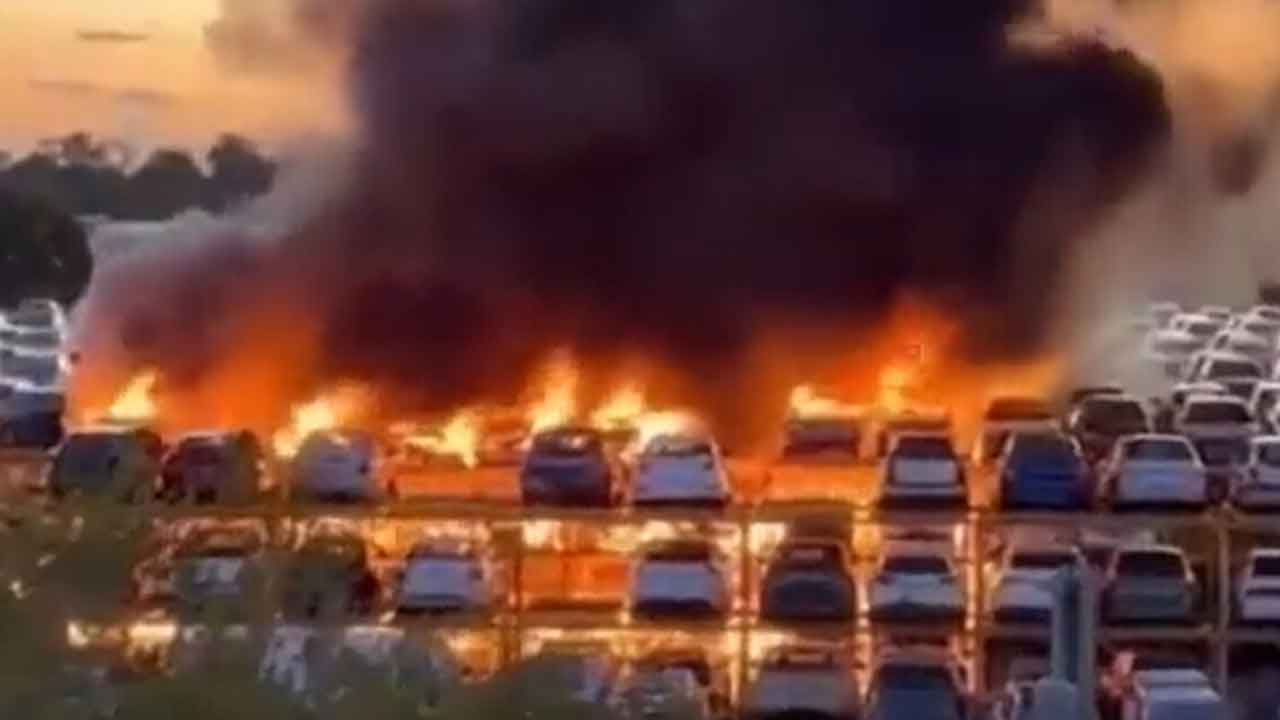 Fransa'da olaylar çığırından çıktı! Protestocular sıfır araçları ateşe verdi, hepsi cayır cayır yandı