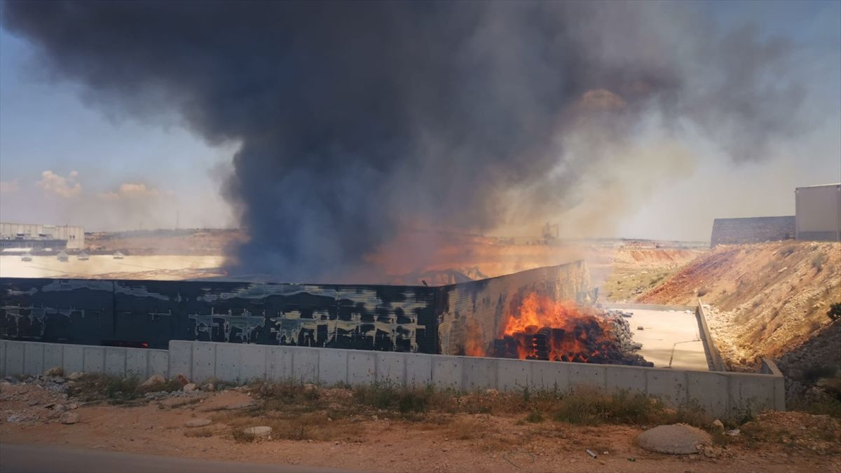 Gaziantep'te büyük panik! Alev alev yanıyor gökyüzü karardı