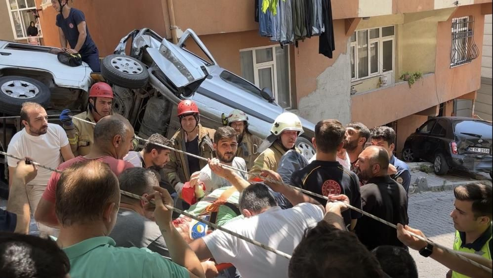 İstanbul’da kamyonet dehşeti: Ortalık savaş alanına döndü, feci kazayı gören eşi sinir krizi geçirdi!