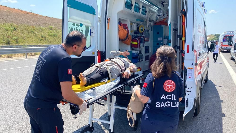 Kuzey Marmara Otoyolu'nda feci kaza: 2’si çocuk 4 yaralı! İtfaiye ekipleri sıkışan yolcu için seferber oldu