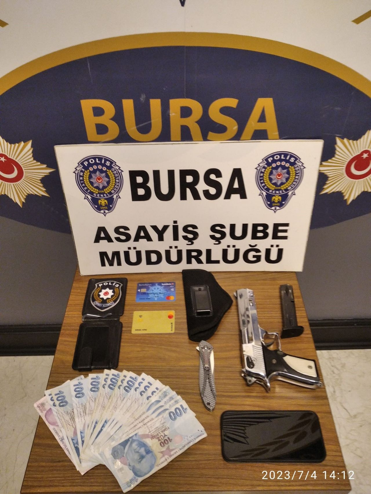 Bursa'da medyumun iğrençlikleri ortaya çıktı sevgililerinden ayrılan genç kızları aparta çağırıp...