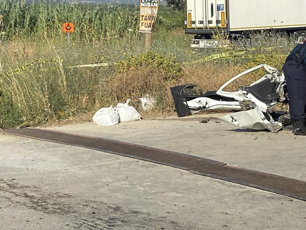 Çanakkale'de korkunç kaza! Otomobilin motoru yerinden fırladı, araçtan çok sayıda uyuşturucu çıktı