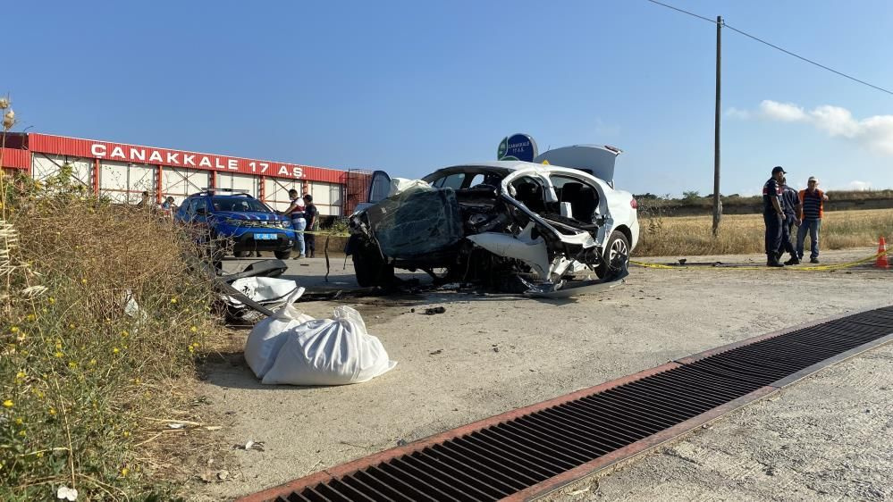 Çanakkale'de korkunç kaza! Otomobilin motoru yerinden fırladı, araçtan çok sayıda uyuşturucu çıktı