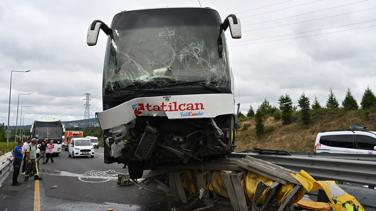 İstanbul'da tur otobüsü bariyere çarptı! 2 kişi yaralandı!