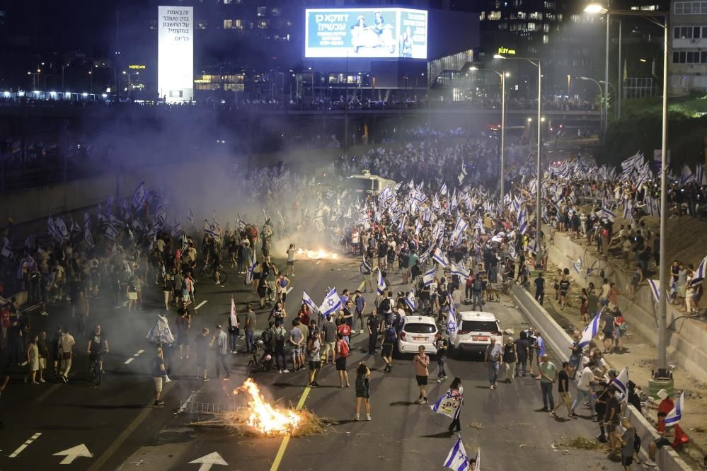 Emniyet Müdürü istifa etti, İsrail sokakları karıştı! Aracıyla protestocuların arasına daldı o anlar kamerada