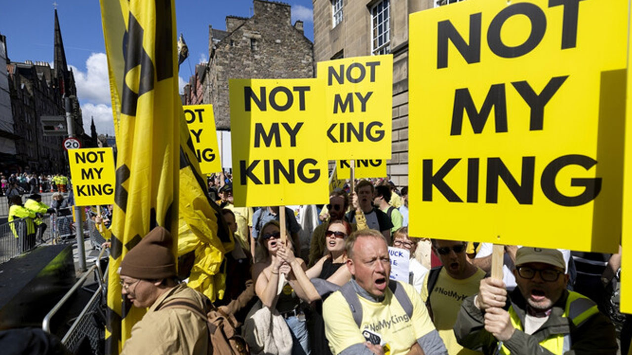 İngiltere Kralı 3. Charles ilk İskoçya gezisinde protestolarla karşılandı