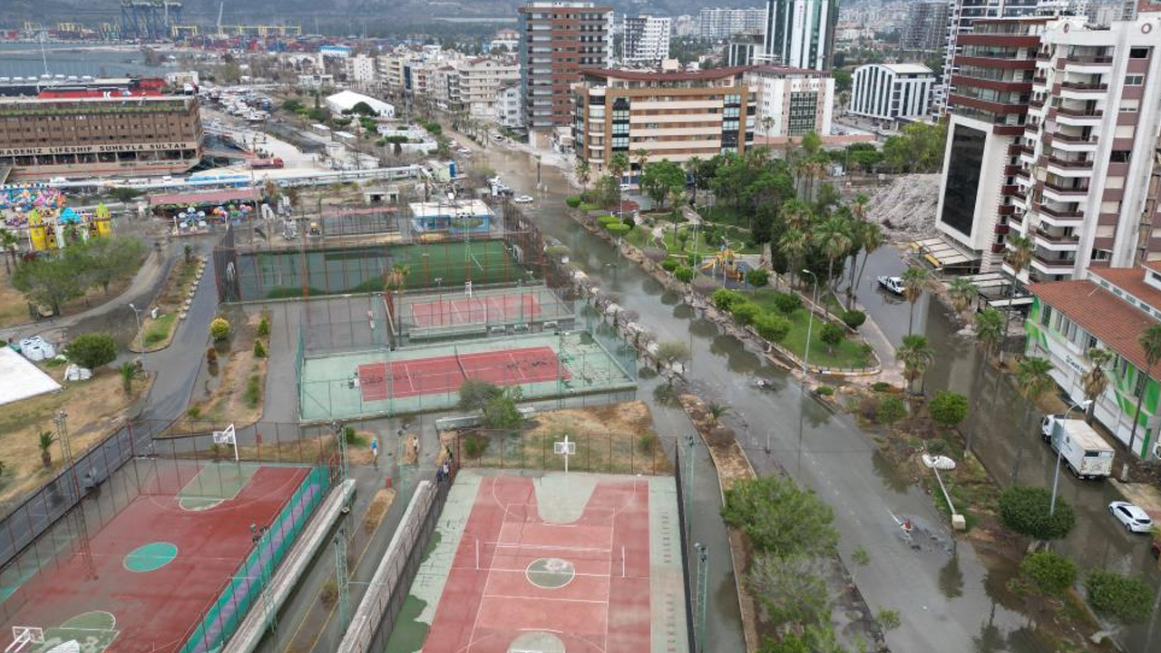 İskenderun'da sahil şeridi yine su altında kaldı