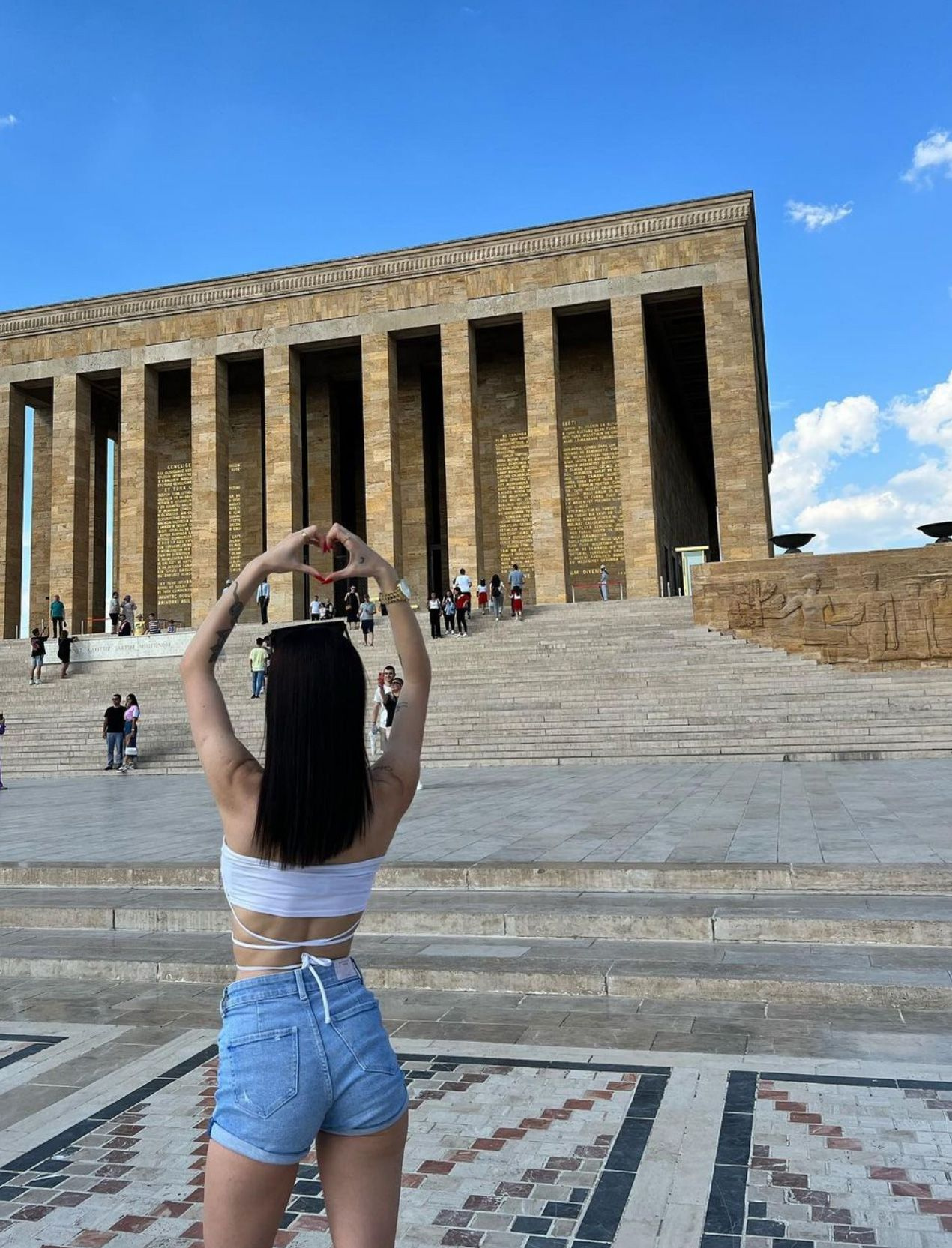 Anıtkabir'de skandal pozlar! Ahmet Hakan bile 'Anıtkabir adabı' deyip itiraz etti