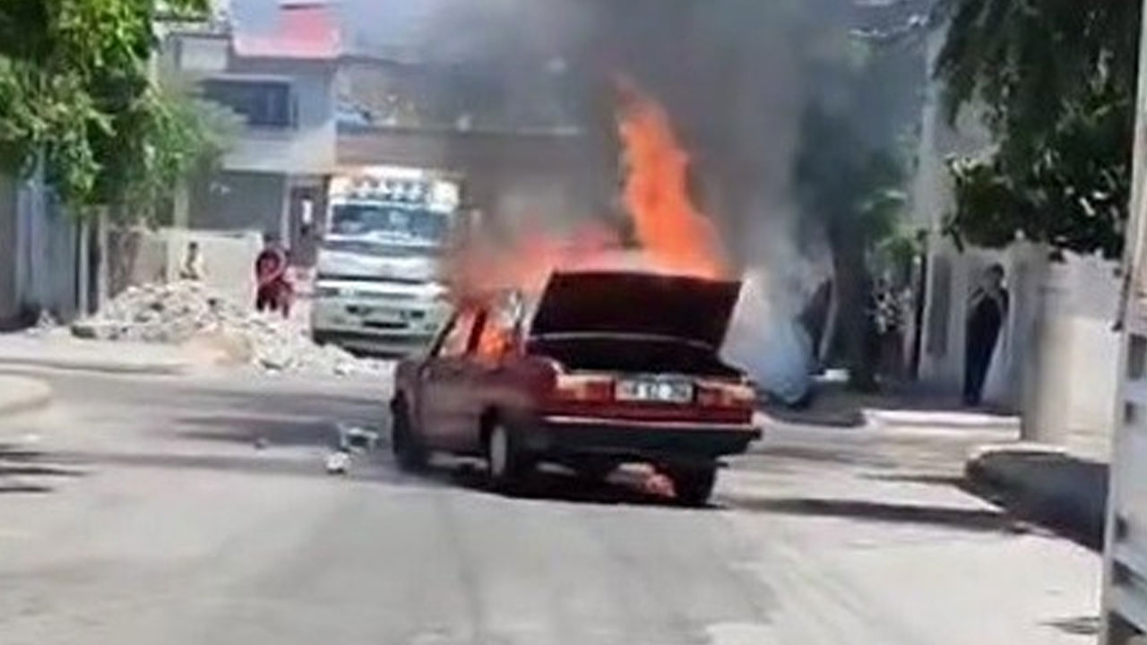 Kahramanmaraş'ta park halindeki otomobil alev alev yandı