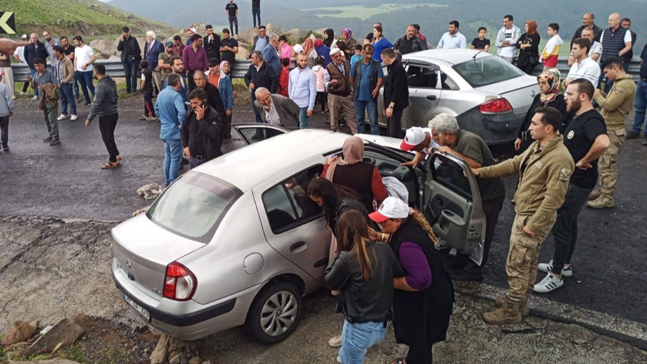 Ardahan'da iki otomobil çarpıştı! 12 kişi yaralandı!
