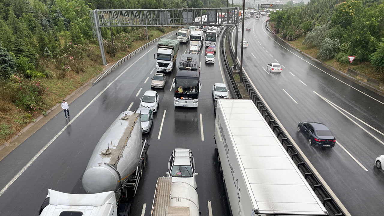 İstanbul yolunda trafiği kilitleyen kaza! 8 kilometrelik araç kuyruğu oluştu