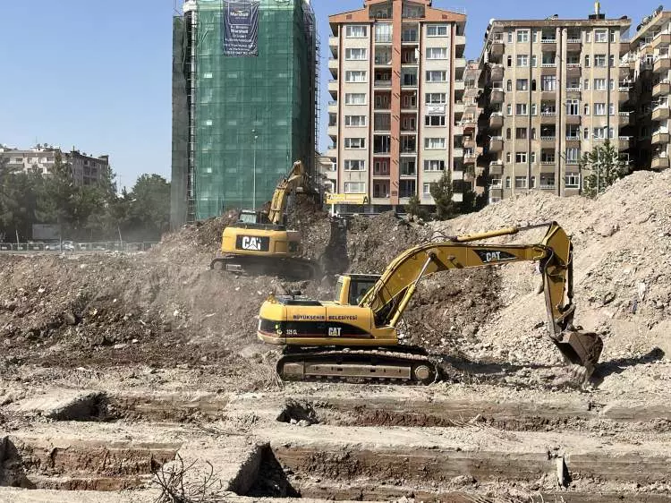 Kahramanmaraş depreminde 89 kişiye mezar olmuştu: Galeria Sitesi’nin zemin blokları gözüktü!