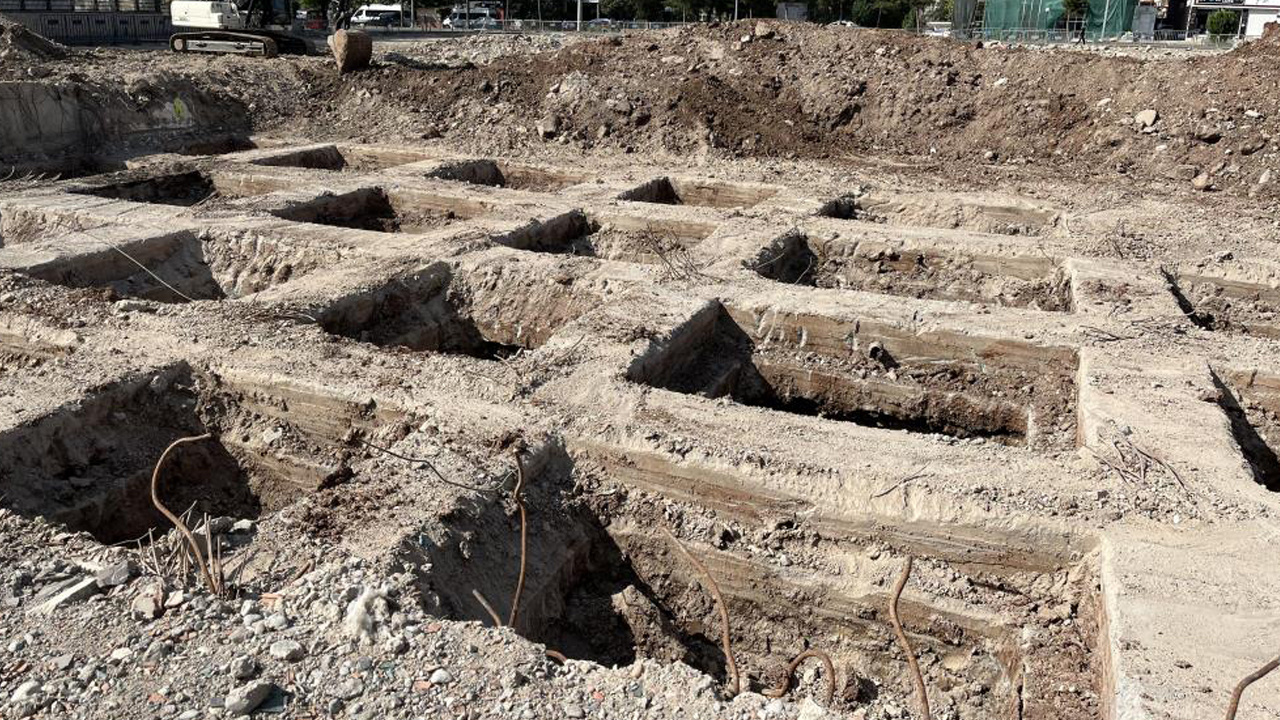 Kahramanmaraş depreminde 89 kişiye mezar olmuştu: Galeria Sitesi’nin zemin blokları gözüktü!
