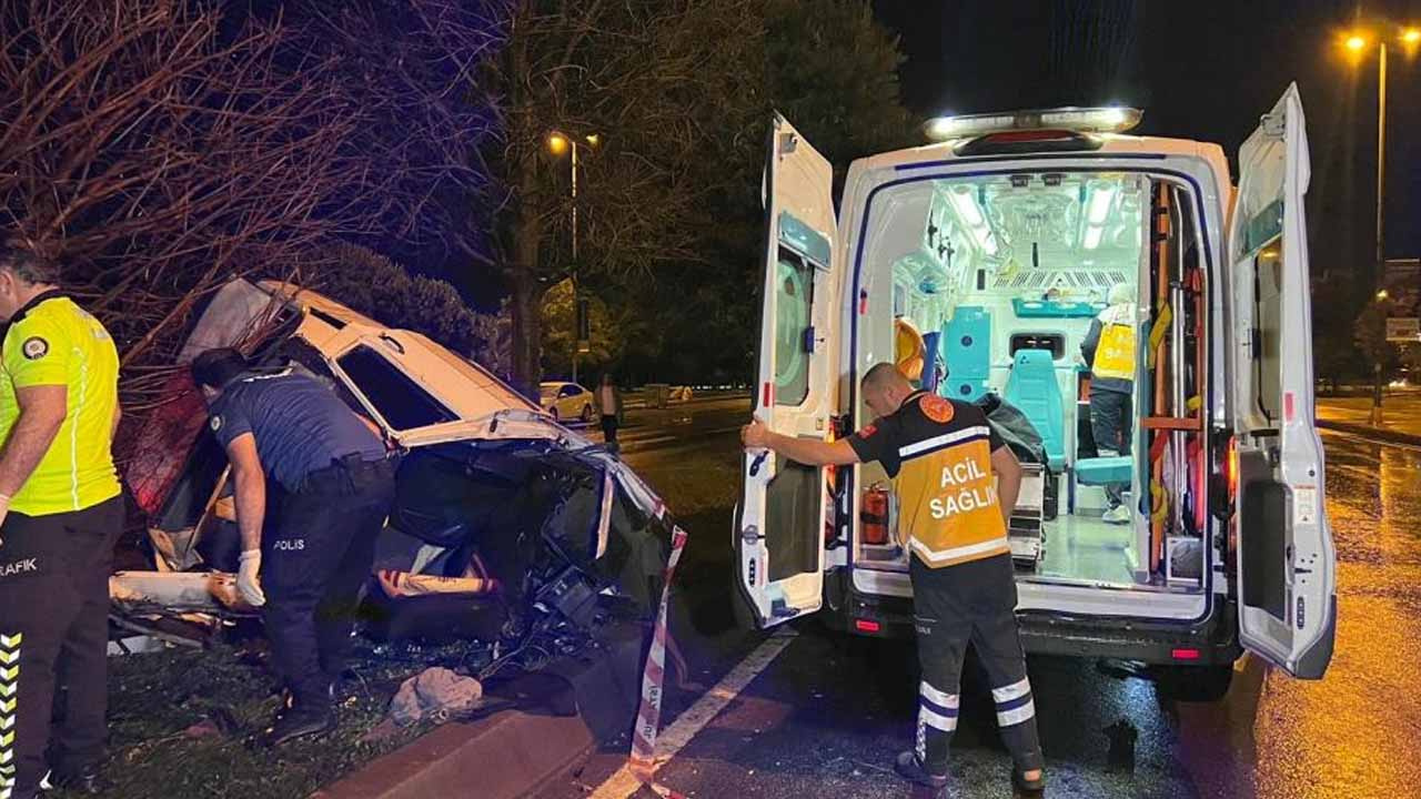 Kartal'da feci kaza! Ağaca çarpan araç ikiye bölündü: 1 ölü, 1 yaralı