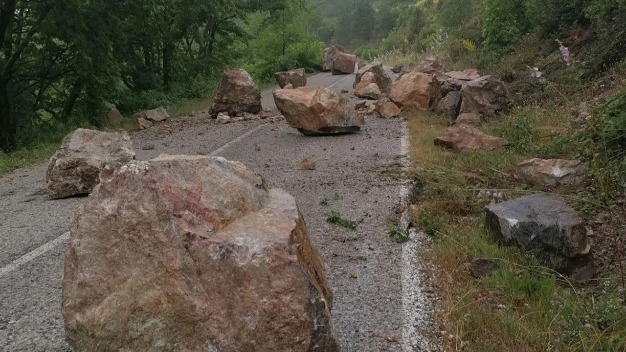 Kütahya'da kara yoluna düşen kayalar ulaşımı aksattı