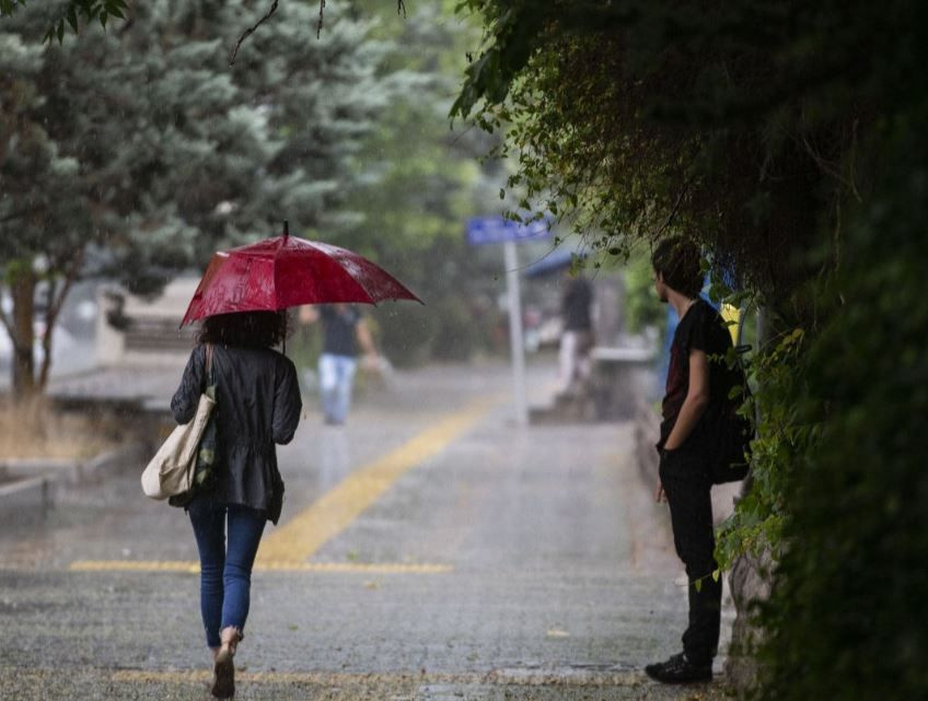Meteoroloji açıkladı: Çok kuvvetli sağanak bekleniyor! 12 şehre sarı ve turuncu kodlu uyarı: İstanbul, Sakarya, Düzce...