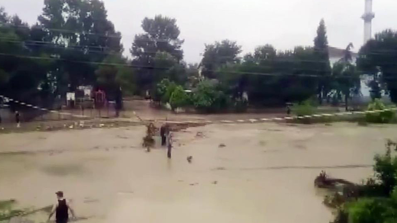 Meteoroloji uyarmıştı: Sakarya'yı sağanak yağış vurdu: Bazı bölgeleri su bastı!